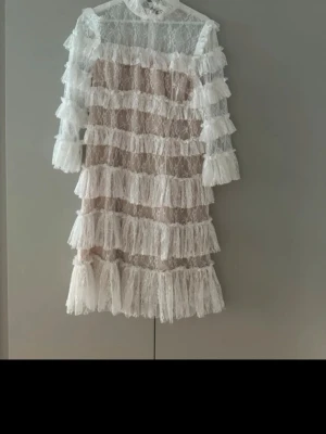 By Malina Spetsklänning Carmine Mini Dress - Använd endast vid två tillfällen 