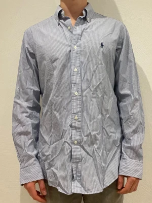 Randig skjorta från Ralph Lauren - Ralph Lauren skjorta || Storlek M (Classic Fit) || Skjortan är i bra skick || Modellen på bilden är 170cm och väger 62kg || Tveka inte på att höra av dig vid frågor eller funderingar 
