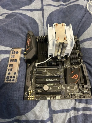 ASUS STRIX X99, intel i7 6800k - ASUS STRIX X99 GAMING moderkort med sin i/o sheild, intel i7 6800k processor med en vanlig vit rgb kylare.