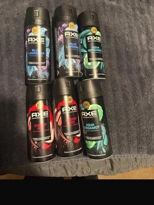 Axe deodorant body spray mix - Exklusivt premiumset med 6 Axe deodorant body sprays, inspirerade av eteriska oljor för en sofistikerad och långvarig doft. Innehåller Blue Lavender, Aqua Bergamot och Cherry Fizz. Stilrena svarta flaskor med färgglada detaljer ger en lyxig känsla. Perfekt för dig som vill variera din doft och sticka ut. 🌿