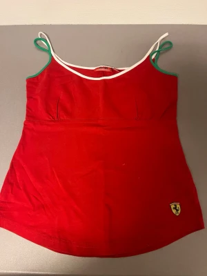 Röd Ferrari linnetopp med logga - Jätte coolt linne från Ferrari, köpt i Rome, storlek m men sitter mer som ett s💕