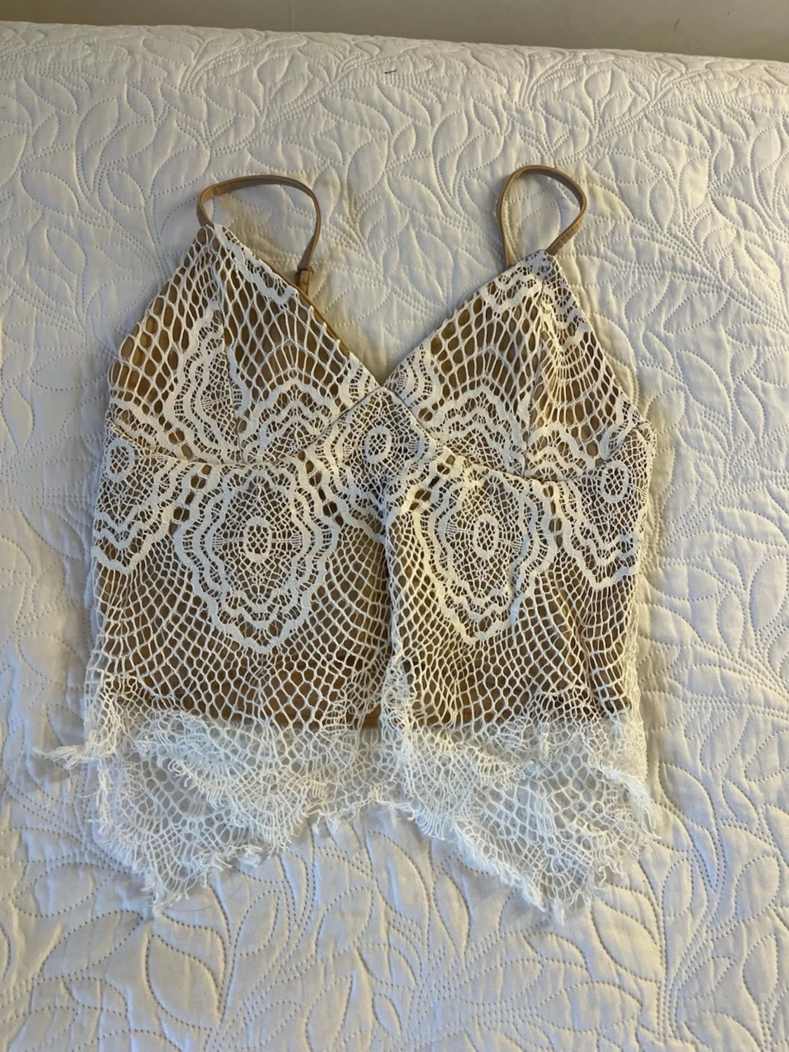 Beige spetslinnetopp med spetsdetaljer