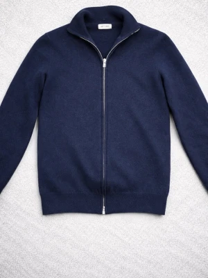 Mörkblå ziptröja från Soft Goat - Mörkblå ziptröja från Soft Goat i mjuk ullmix. Tröjan har hel dragkedja framtill, hög krage och ribbade muddar. Perfekt för lager på lager och enkel att matcha med olika stilar. (Kashmir)