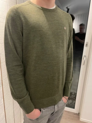 Morris tröja  - Säljer en Morris tröja i ny skick! Moddel är 186cm. Ny pris 1499kr 