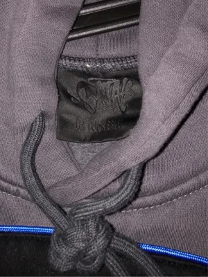 Syna world tracksuit  - Säljer en jätte fin syna world tracksuit. Den är i utmärkt skick. Storlek s men passar xs. 