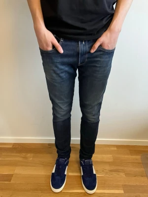 Replay anbass jeans - Säljer dessa feta Replay anbass jeans i mycket fint skick. Sydda pytte lite vid skrevet för att förebygga ett hål och märks inte vid användningen alls!                 Hör av er vid fler frågor🤝