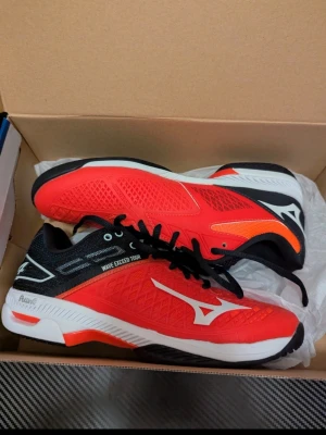 Mizuno Wave exceed tour 4 ac  - Säljer ett par helt nya skor i perfekt skick. Aldrig använda och levereras i originalkartong.  Nypris: ca 1200 kr  Mitt pris: 300 kr   Ett riktigt bra tillfälle att få ett par kvalitetsskor för en bråkdel av butikens pris.  ✔ 100% nya ✔ Originalkartong ingår ✔ Redo att skickas direkt  Kan fraktas inom hela Sverige eller så finns det Möjlighet till upphämtning i Göteborg.  Endast seriösa köpare. Skicka meddelande vid intresse eller om du vill ha fler bilder. Storlek är 38,5