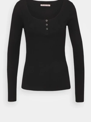 Långärmad topp  - Snygg svart långärmad topp från Anna Field med rundad halsringning och tre dekorativa knappar framtill. Toppen har en slim passform och är tillverkad i mjuk ribbad bomullsmix som sitter skönt på kroppen. Står ingen storlek men sitter som en XS. Köpt för 180kr