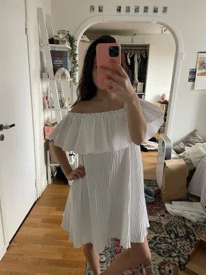 Populär Zara klänning - Säljer denna super snygga populära Zara klänningen,med offshoulder och volangdetalj. Super bra skick, och perfekt till student eller sommarn!!!