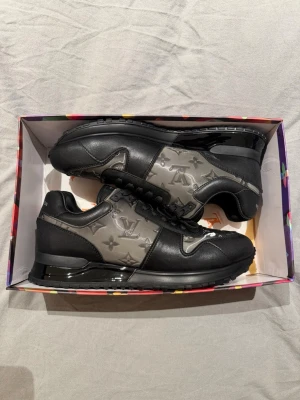 L V monogram skor - Helt nya och oanvända, säljer pga för stor för mig 