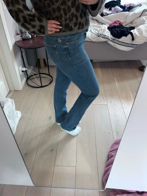 Bootcut jeans  - Mellanhöga tighta bootcut jeans med en bra passform💕💕
