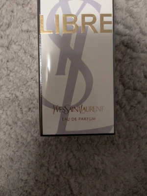 YSL Libre 90ml (NY) - Säljer Yves Saint Laurent Libre Eau de Parfum 90ml ✔️ Helt ny & oöppnad (plast kvar) ✔️ Äkta ✔️ Aldrig använd Klassisk & populär doft – passar både vardag och kväll ✨ Nypris: ca 1200–1400 kr 💰 Pris: 1000 kr (kan diskuteras vid snabb affär)