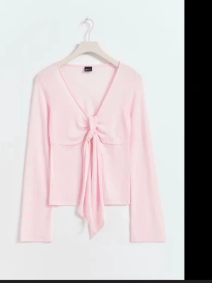 Ljusrosa långärmad topp med knyt - Supersöt ljusrosa topp från ginatricot med långa ärmar och v-ringning. Toppen har en snygg knyt-detalj framtill🩷🩷