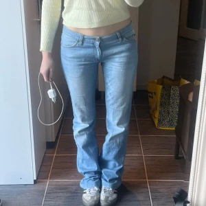 Twist & Tango bootcut jeans - Säljer ett par ljusblå flare jeans med låg midja och klassisk femficksdesign. W27 L33.