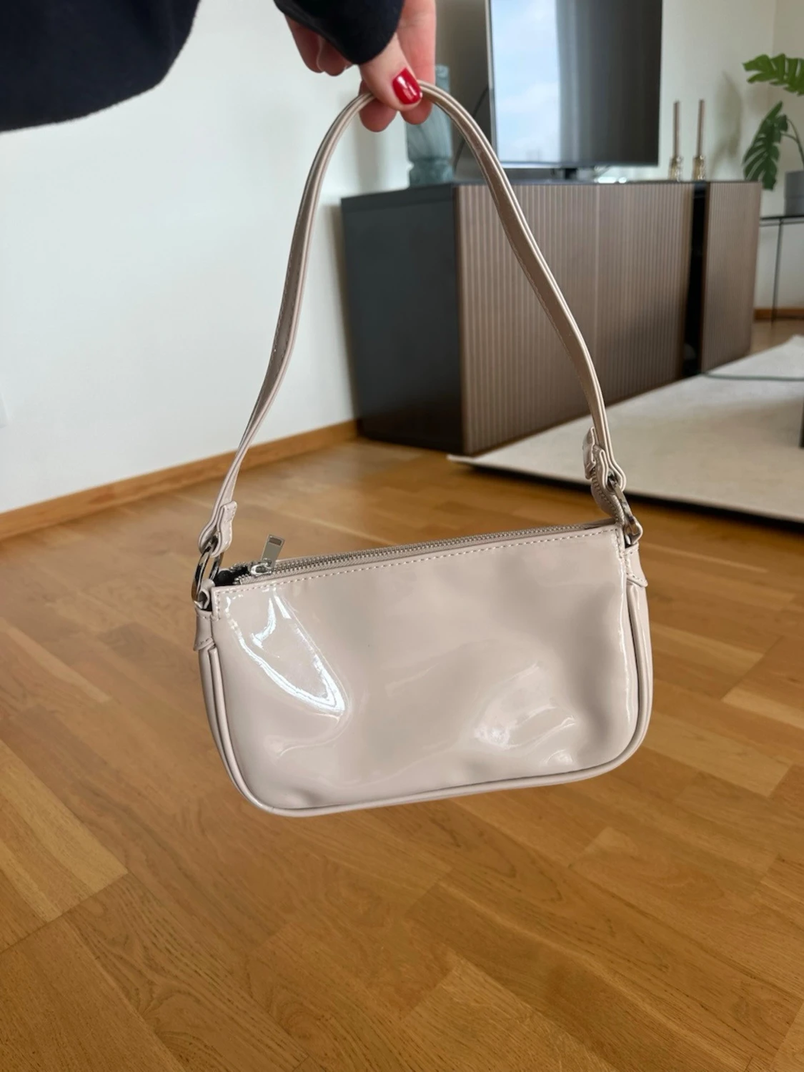 Beige axelremsväska i lack