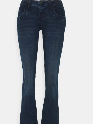 Mörkblå bootcut jeans från Ltb  - Snygga mörkblå (är mörkare i verkligheten) väldigt lågmidjade jeans från LTB. Säljer då dem inte kommer till användning längre. Skriv för frågor.