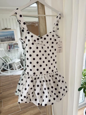 Zara prickig klänning  - Storlek S på etikett. Obs, trasig dragkedja, måste repareras hos tex skräddare eller kunnig. Skickas inom 24h.