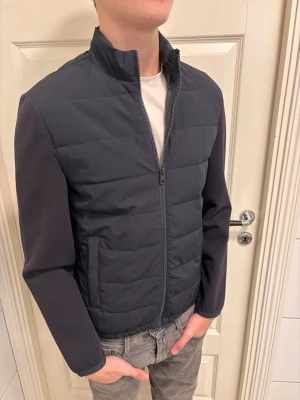 Cardigan -  Säljer Zara Cardgian i brutalt fint skick.  Storlek: S Skick: 9,2/10 Färg: Svart  💰 Pris: 299 kr