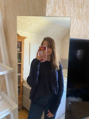 Mörkblå kabelstickad tröja - Mörkblå kabelstickad tröja 