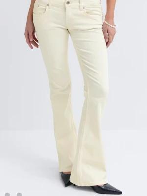 Cremevita lågmidjade bootcut - Superfina lågmidjade bootcut byxor i en cremevit färg från Gina, är modellen ”ultra low bootcut jeans”! Endast använda 2 gånger