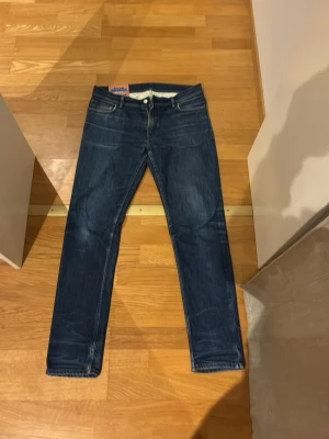 Acne studios blåkonst jeans  - Säljer ett par acne studios blåkonst jeans med en fet tvätt då dom inte kommer till användning längre. Storlek 32/32 sitter 30/32