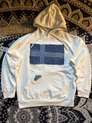 Vintage made hoodie - Säljer denna hoodie som jag sytt om och lagt till detaljer på framsidan av Tröjan, Tunt material så passar perfekt inför kommande väder så slipper man svettas!😅🤞🏻  Storlek: Xs men sitter som S skulle jag nog säga!   Kondition: 10/10✅  Fraktar samma dag eller dagen efter😁  swag rap streetwear baggy vintage skate hiphop y 2k affliction archive underground avant garde japan style OG 2000s flared washed affliction jeans drip oldmoney denim grisch archive fashion