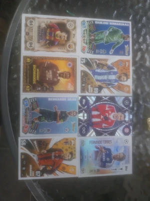 Match Attax fotbollskort 8 st - Säljer 8 Match Attax fotbollskort från Topps med spelare från olika europeiska klubbar. Korten är färgglada och har detaljerade illustrationer av spelare som David Villa, Gianluigi Donnarumma och Fernando Torres. Perfekt för dig som gillar att samla på sportkort eller vill ha snygga kort till samlingen.