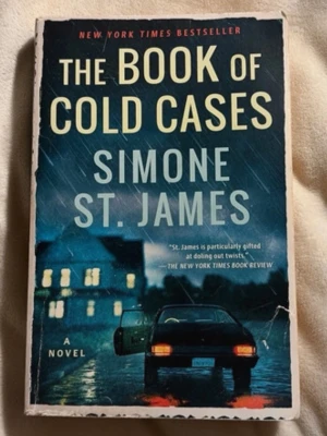 The Book of Cold Cases - En spännande roman på engelska av Simone St. James. Spännande thriller med en del paranormal aktivitet, och en jätte stor twist. 