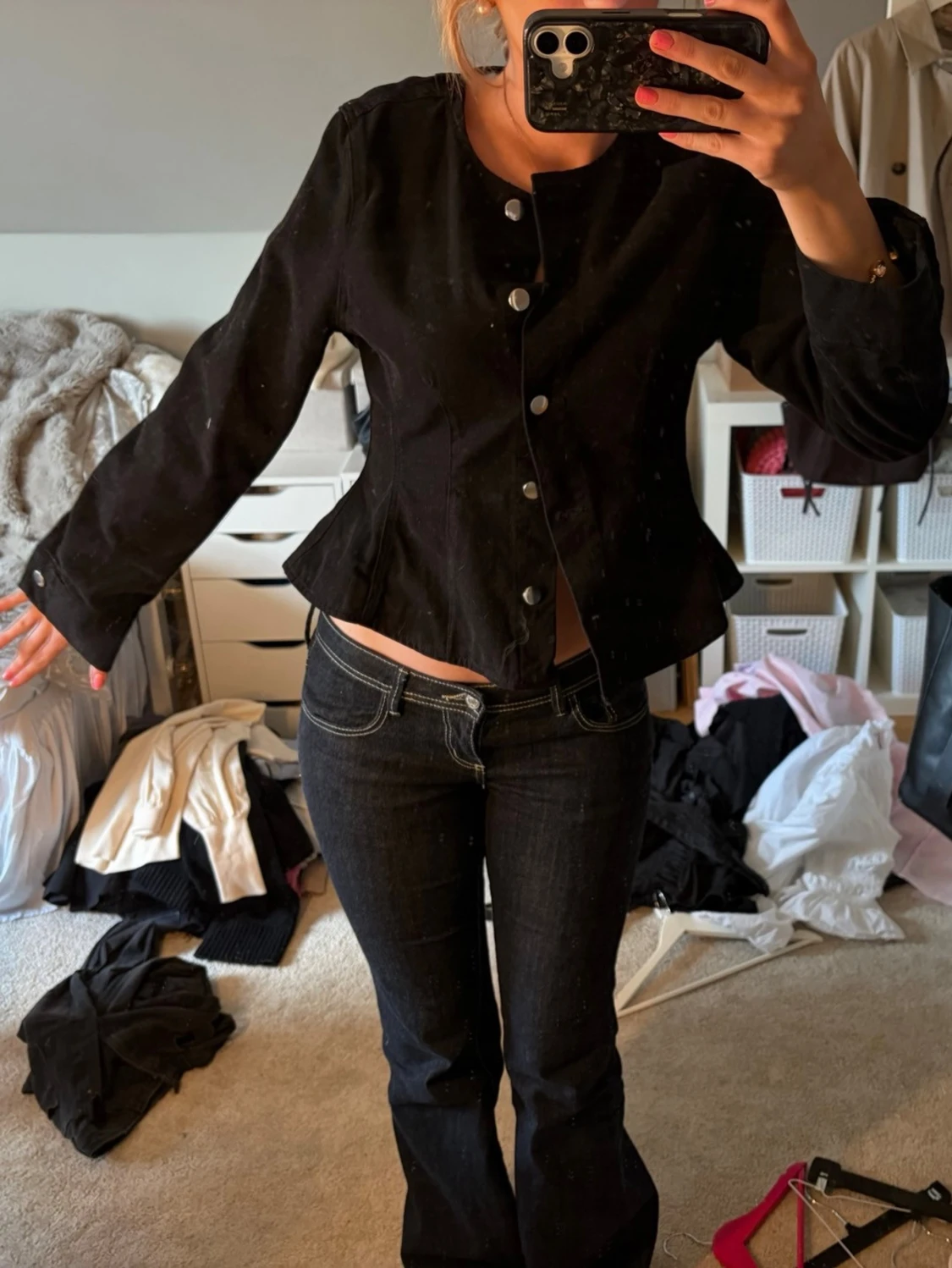 Svart figursydd jacka med knappar - 1