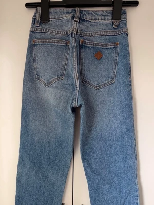 Abrand jeans  - Säljer ett par  blå raka jeans från Abrand. Knappast använda och passar perfekt för personer som är runt 1,60 cm långa. 