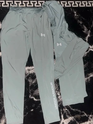 ljusgrön träningsset Under Armour - Snyggt ljusgrön  träningsset från Under armour den är ny inga problem storlek S på båda jackan och byxan tar byten och pris kan alltid diskuteras .