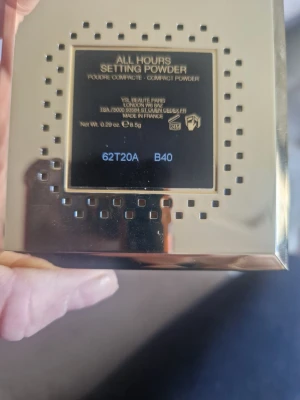 YSL All Hours Setting Powder B40 - Lyxigt kompaktpuder från Yves Saint Laurent i nyansen B40. Kommer i en elegant guldig dosa med spegel och YSL-logga. Pudret har en naturlig beige ton och ger en matt finish som håller länge. Perfekt för att fixera foundation och få en jämn look.. använda lite men färgen passar inte mig. 