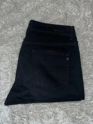 Replay jeans  - Svarta jeans från Replay som har en skön och slim passform. Midja 40cm, längd 105cm. Jeansen har täcken på användning då det finns små slitage på ena bakfickan och vid framfickorna, men jeansen är i ett väldigt fint skick. Obs storlekslapp saknas men jag skulle bedöma till W32 L32 - men utgå efter mått. JAG SKICKAR EJ FLER BILDER NÄR JAG BÄR JEANSEN! För storleksguide kolla måtten noggrant då jeansen alltid kan vara uppsydda heller krympta och jag ej tar emot returer :) s6,5