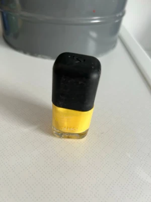 KIKO Milano Smart nail lacquer Gult nagellack med svart kork - KIKO Milano Smart - nagellack som torkar snabbt. 