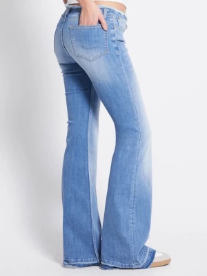 Ljusblå bootcut jeans - Säljer ett par ljusblå bootcut jeans med klassisk femficksmodell och låg midja. Jeansen har en snygg tvättad look och vida ben som ger en retrovibe. Perfekta till sneakers eller boots för en avslappnad stil. Materialet är mjukt denim. 