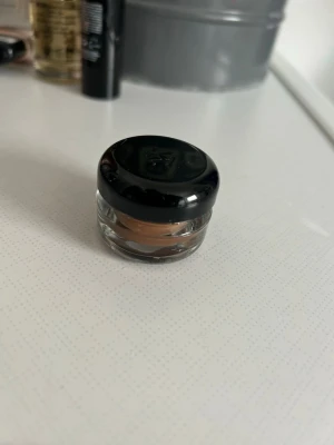 KIKO Milano Lasting Eyebrow Gel brun - KIKO Milano Snygg ögonbrynsgel i färgen brun som kommer i en liten rund glasburk med svart lock. Perfekt för att forma och fylla i brynen med ett naturligt resultat. Enkel att applicera och håller länge.