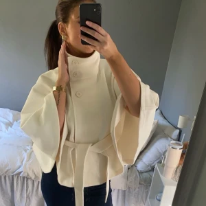 Vit kappa med knytband och vida ärmar - Helt ny, poncho ifrån Gina, jättefin