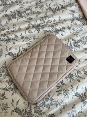 Beiget datorfodral ~ från lager 157 - Säljer ett beiget datorfodral från lager 157. Datorfodralet är använt och finns tecken på användning, så som små trådar och på framsidan är det lite skavt se bild. Säljes i befintligt skick. 