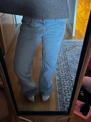 Ljusblå raka jeans - Lågmidjade baggy jeans från Zara i storlek 42, är i 173 som referens. Brukar har storlek 38/40. 