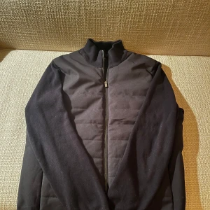 Cardigan - Säljer min cardigan från Massimo dutti. Den är i bra skick men lappen har gått sönder på ena sidan men det är ingenting som påverkar utseendet, storlek XL men passar även om du är på gränsen mellan L och XL. 