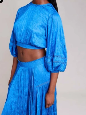 SÖKES Blå croppad topp med puffärm - Söker denna topp från Maje!!! Är flexibel med strl!!