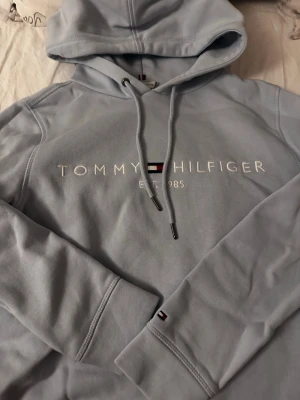 Tommy Hilfiger Hoodie - Säljer denna jätte fina hoodie som är använd max 3 gånger. 