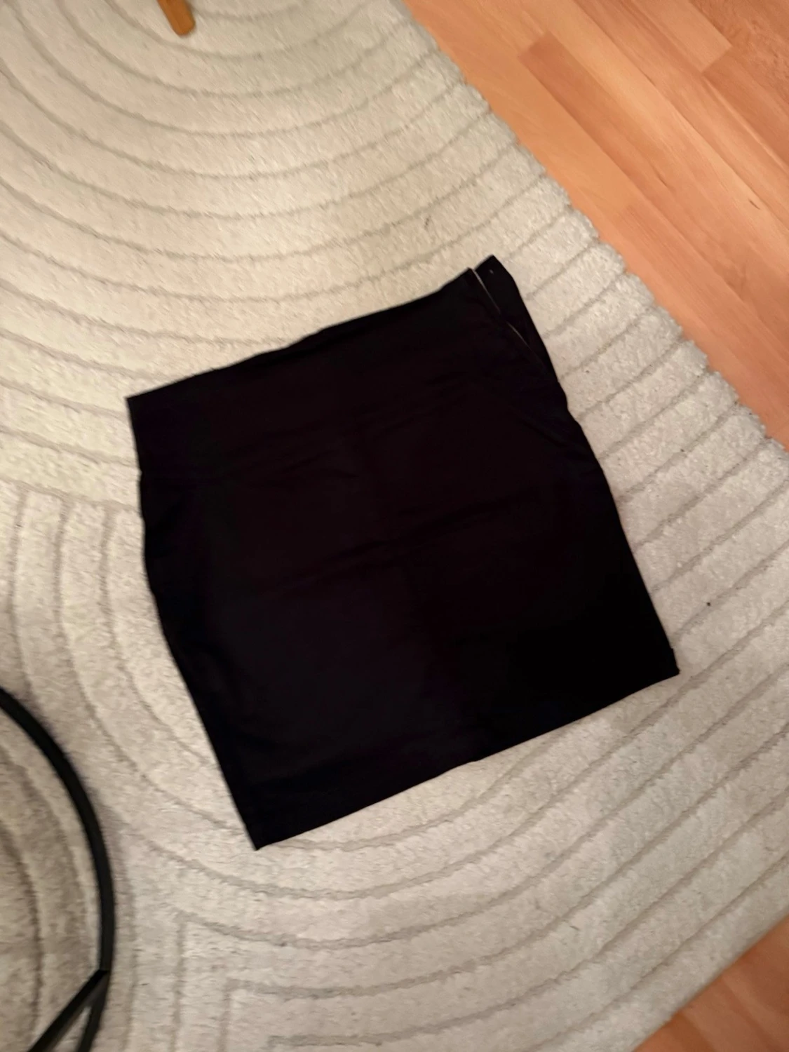 Svart kortkjol i enkel design - 1