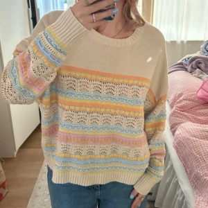 Pastellrandig stickad tröja - Säljer en super snygg stickad tröja!! Den är aldrig använd så den är i nyskick. Storlek L, jag är en M så den är lite oversized 🩷