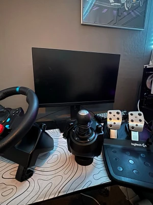 Logitech G29 racerratt med pedaler och växelspak - Säljer en Logitech G29 racerratt med pedaler och växelspak med kablar. Ratten är svart med blå och röda detaljer, har en sportig design i läder och metall. Perfekt för racing på playstation eller PC, med realistisk känsla och responsiva knappar.  Den har lite skada uppe på ratten men annars fin