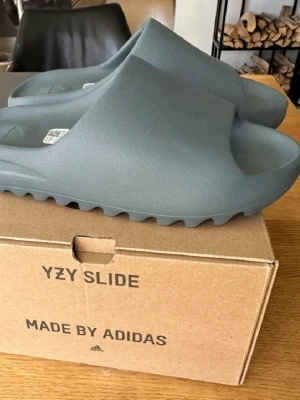 Grå YZY Slide sandaler från Adidas - Säljer ett par grå YZY Slide sandaler från Adidas. De är helt nya