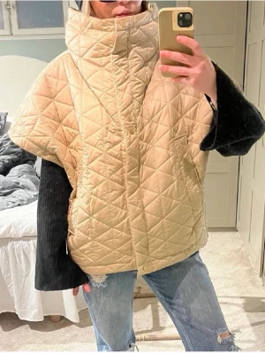 Trekvartsärmad jacka - Skit snygg trekvartsärmad quiltad jacka från Copenhagen muse!! Perfekt skick, inga defekter. (OBS jackan är grå som på de 2 sista bilderna, inte den första)