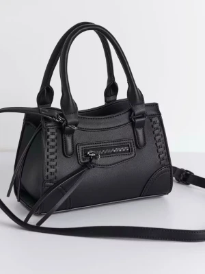 Svart handväska med dragkedjedetalj - Snygg svart handväska i konstläder med både handtag och avtagbar axelrem. Väskan har en liten ficka med dragkedja framtill och dekorativa sömmar längs kanterna. Perfekt storlek för det viktigaste och ger en stilren look.