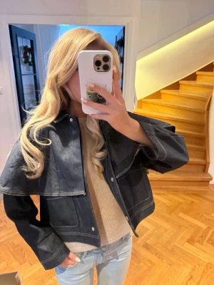 Jeans jacka - Säljer en jätte fin jeans jacka som aldrig är använd, den har en cape likande funktion vid axlarna (som man kan ta av). As snygg till våren