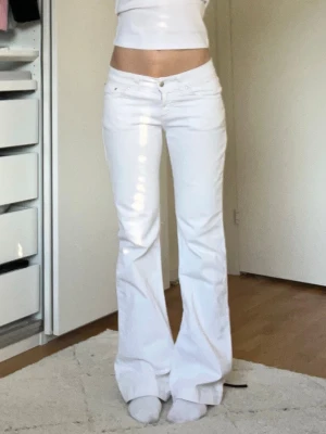 Vita low waist bootcut jeans - Såå snygga lågmidjade utsvängda jeans i mycket bra skick! Säljer för att jag har ett par liknande, mått finns bland bilderna💕💕